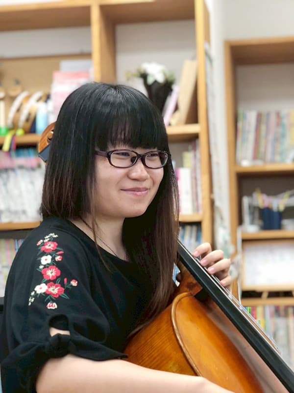 富士市ウスイ音楽教室のチェロ・渋谷茉由先生