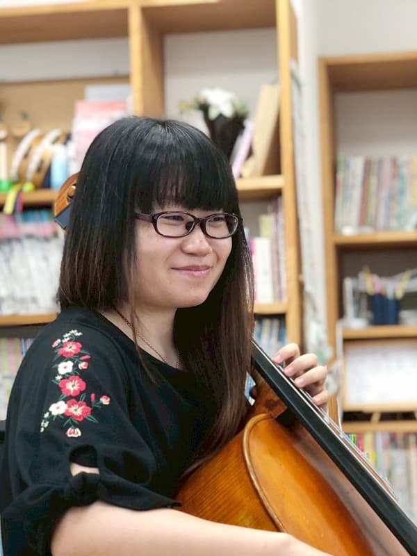 富士市のおすすめ音楽教室、ウスイ音楽教室のチェロの先生、渋谷茉由先生