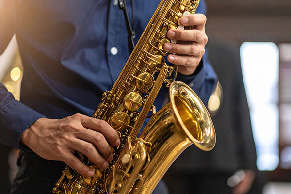 富士市のおすすめ音楽教室、ウスイ音楽教室のサックスのレッスン・男女問わず大人に人気のサックスのレッスンです。