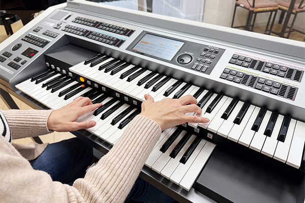 富士市の音楽教室、ウスイ音楽教室でおすすめする楽器、エレクトーンのレッスン